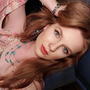 Meet your Posher, Caitlin